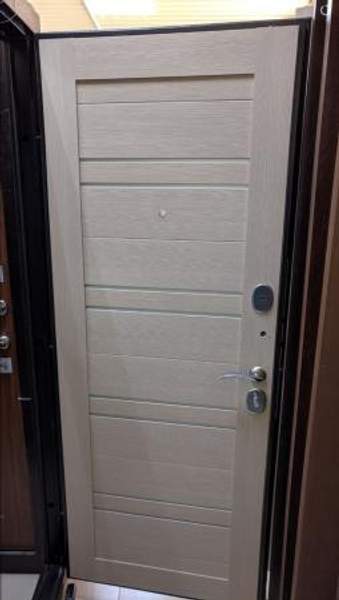 Металлическая входная дверь Эко ( черный букле) , цвет Лиственница светлая