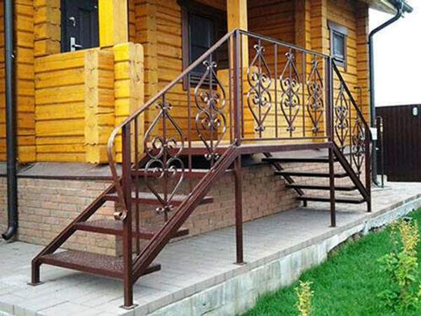 Металлическое крыльцо с коваными перилами - делаем "под ключ"