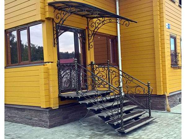 Металлическое крыльцо с коваными перилами и навесом - делаем "под ключ"