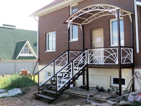 Металлическое крыльцо с сварными перилами и навесом - делаем "под ключ"