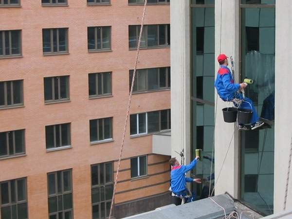 Мойка окон, фасада, рекламных конструкций альпинистами