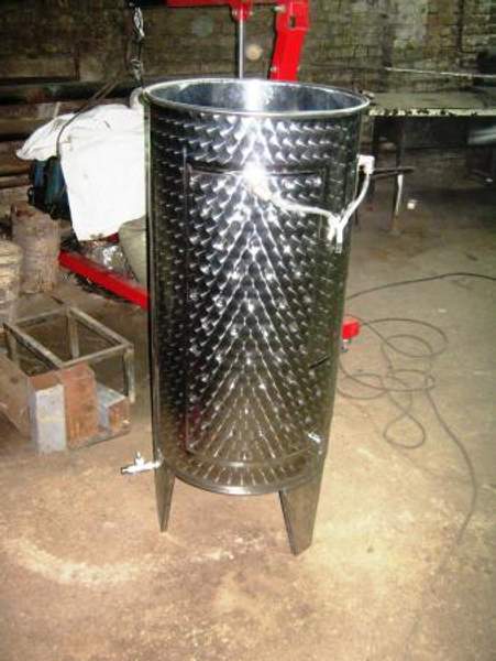 Нейтральное пищевое оборудование из нержавейки.