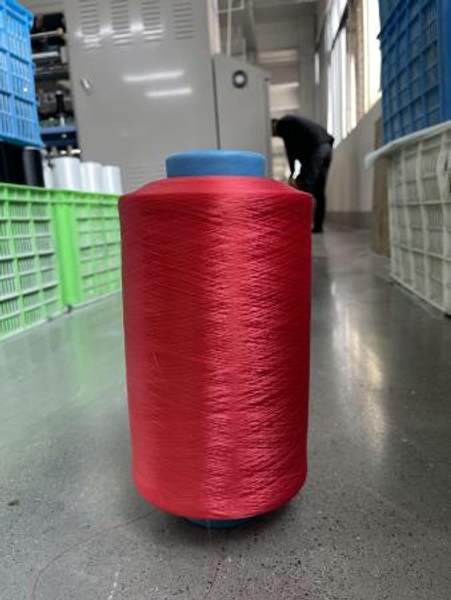 Нить полиэфирная 150 ден (16,7 текс) красная
