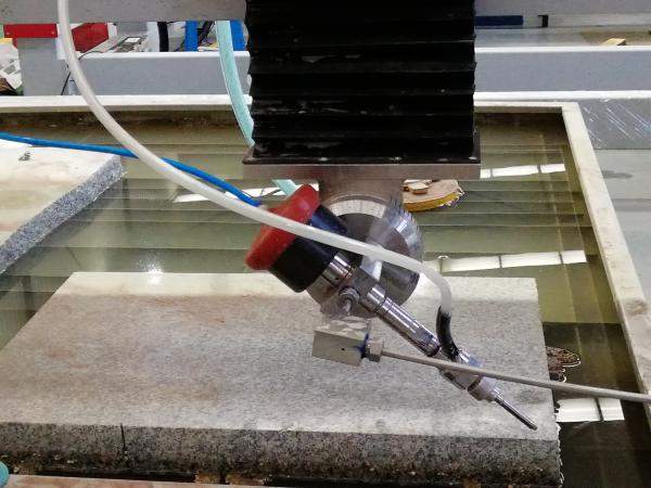 Низкая стоимость 5-ти осевая машина гидроабразивной резки для резки керамогранита