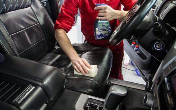 Обработка передних кожаных сидений кондиционером для кожи в салоне автомобиля Класс V: Крупногабаритный/ микроавтобус