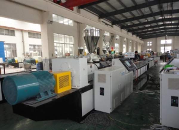 Одно и двух шаговая автоматическая линия производства погонажа из ДПК