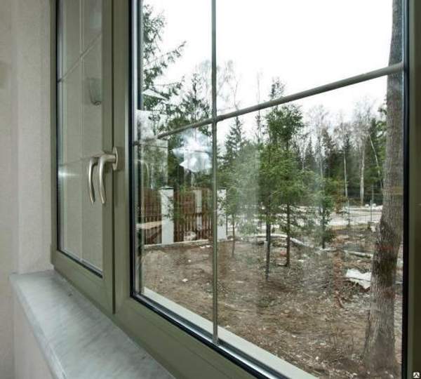 Окно с декоративной раскладкой (межстекольными шпросами)