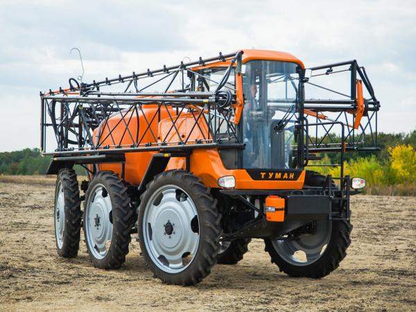 Опрыскиватель-разбрасыватель самоходный ТУМАН-3. Шины низкого давления, узкие колеса, гидравлическое подруливающее устройство