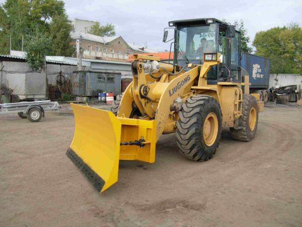 Отвал бульдозерный на фронтальный погрузчик грузоподъемностью 5т.