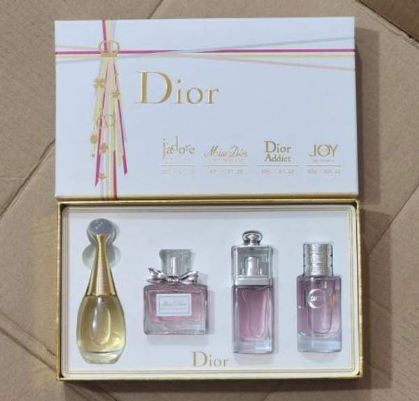 Парфюмерный женский набор от dior люкс 4x30 ml