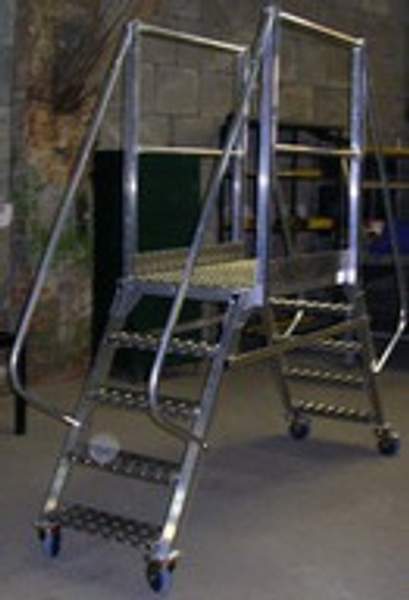 Переходной мостик. Передвижные подмости строительные с двусторонним подъемом. Подмость строительная.