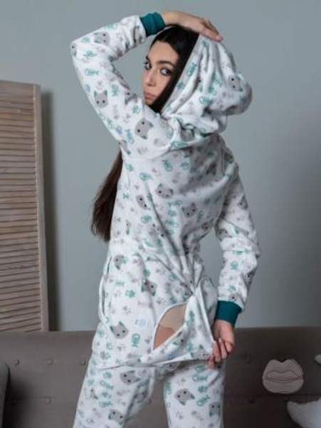 Пижама-комбинезон с карманом на попе Белые Коты (L, С капюшоном)