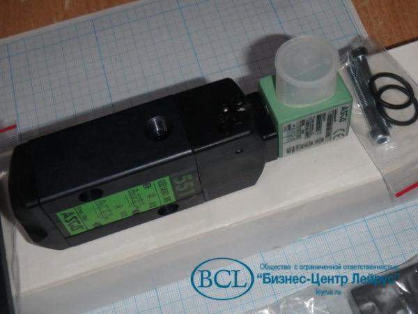 Пневмораспределитель asco g551a001ms 24VDC в сборе с катушкой asco scg551a001ms.24/DC вес-0.38кг габаритный размер-280х70х50мм