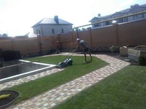 Покос травы газонокосилкой