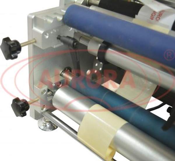 Полуавтоматический этикетировщик для одновременного нанесения передней и задней этикетки АЭ-2 Плюс с датировщиком