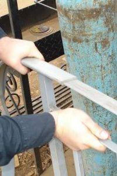 ПОРУЧЕНЬ пластиковый ПВХ серого цвета — Накладка на стальную полосу полосу 4×35 стальных ограждений лестниц