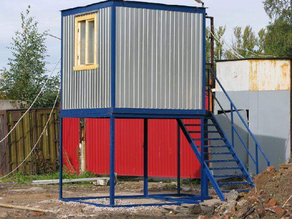 Пост охраны на подиуме 1,5 метра с лестницей 2500х2500 мм