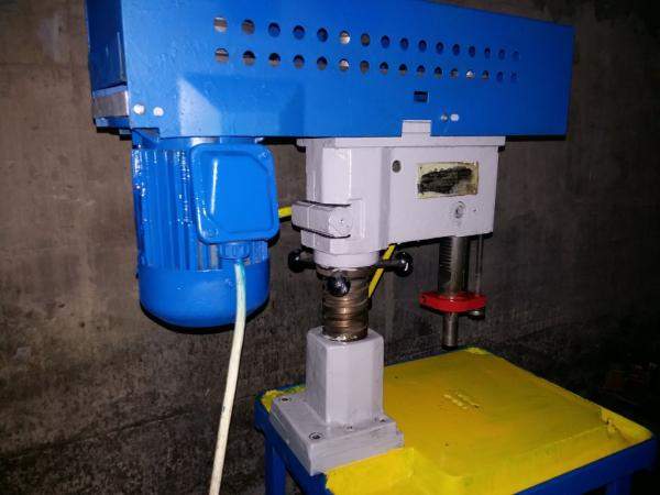 Продаю б/у настольно-сверлильный станок 2М112