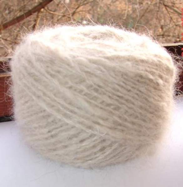 Пряжа «Белый Пушистик160м100гр» из пуха самоедской лайки.