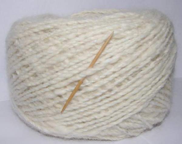 Пряжа из собачьей шерсти . Шерсть белая .