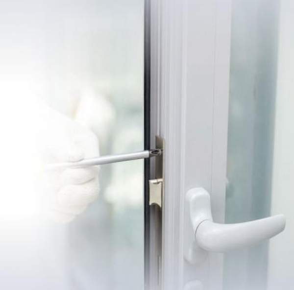 Ремонт пластиковых дверей входной группы