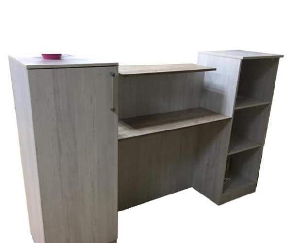 Ресепшн со шкафом и стеллажом