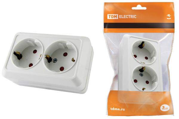 Розетка двойная с заземлением открытой установки с защитными шторками 16А, белый "Ладога"