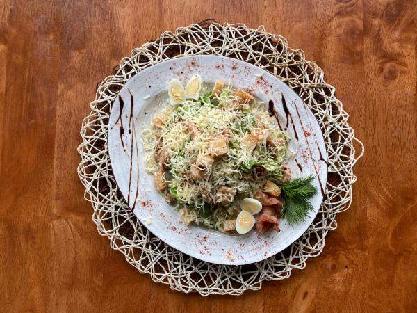 Салат ???? «Цезарь» с тигровой креветкой и лососем