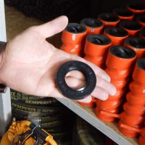 Сальник редуктора смесителя