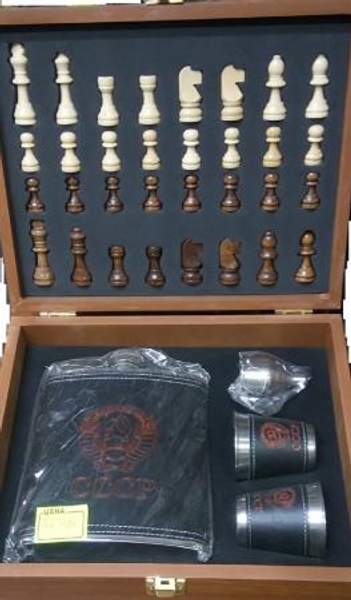 Шахматы и фляга, туристический набор.