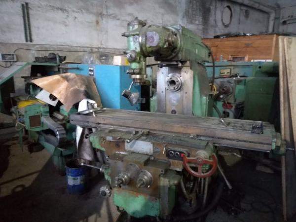 Станок вертикально фрезерный 6М83Ш