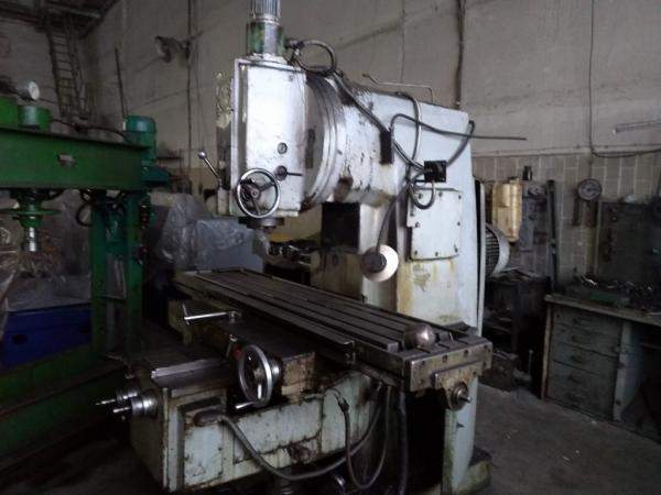 Станок вертикально фрезерный 6Р13