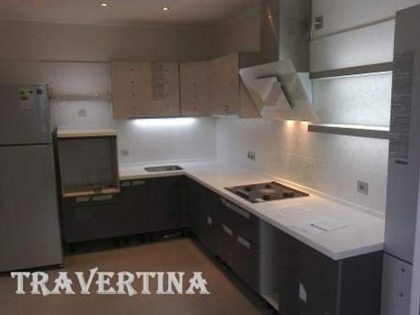 Стол со столешницей из искусственного камня.