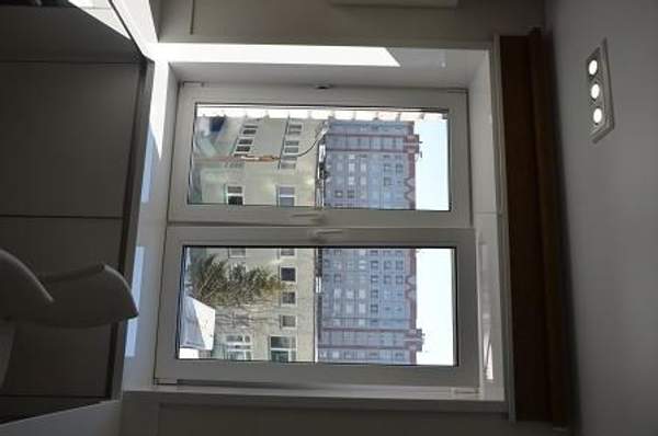 Столешница из акрилового листового камня.