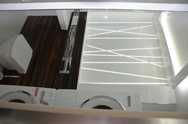 Столешница из искусственного камня в ванную с двумя интегрированными раковинами