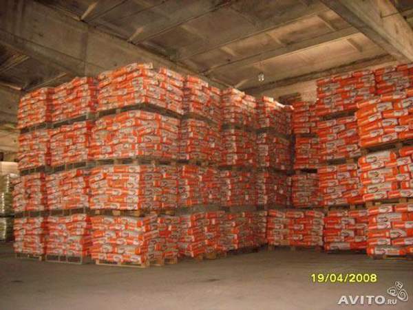 Цемент в мешках и бегах