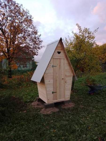 Туалет дачный деревянный домик