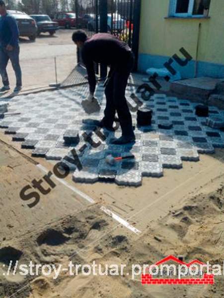 Укладка тротуарной плитки под ключ с материалом