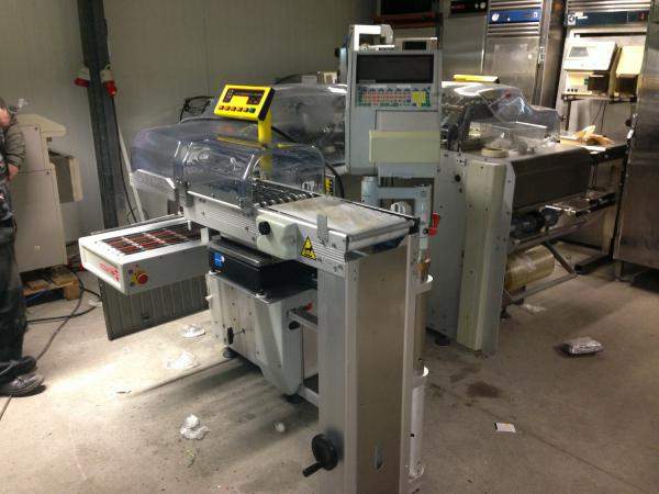 Упаковка на подложке в стретч пленку WALDYSSA A-33+взвешивание, печать и нанесение этикетки