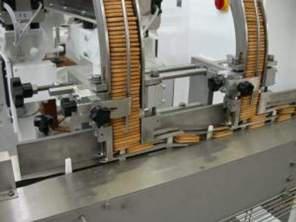 Упаковка печенья на ребре в упаковку типа "Flow Pack", с последующим формированием плоских боковин на пакете