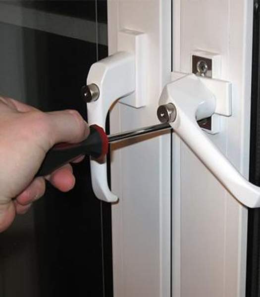 Установка детского замок на пластиковые окна