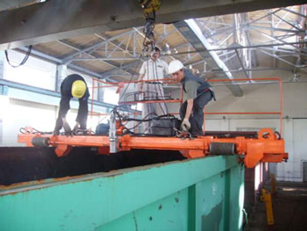 Установка для правки верхней обвязочной рамы полувагонов