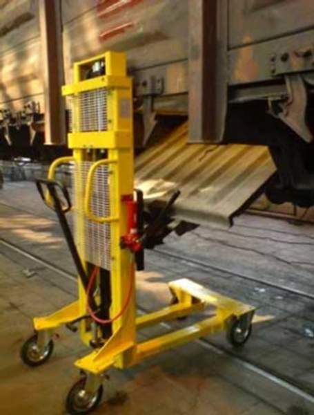 Установка для снятия и постановки крышек люков полувагонов УСПЛ 1