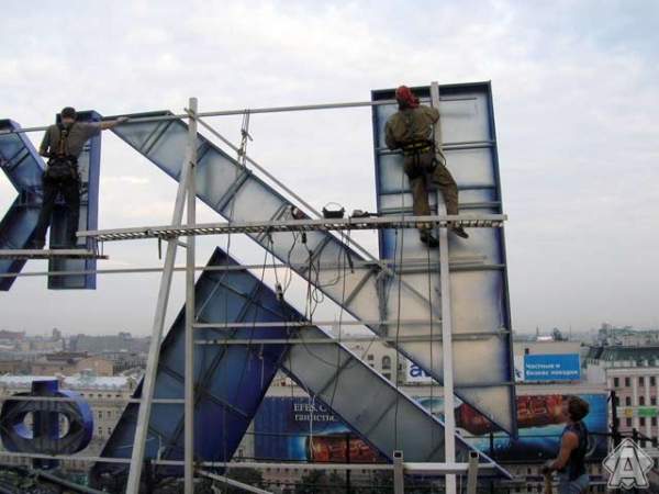 Установка рекламной конструкции на крыше, монтаж крышной установки