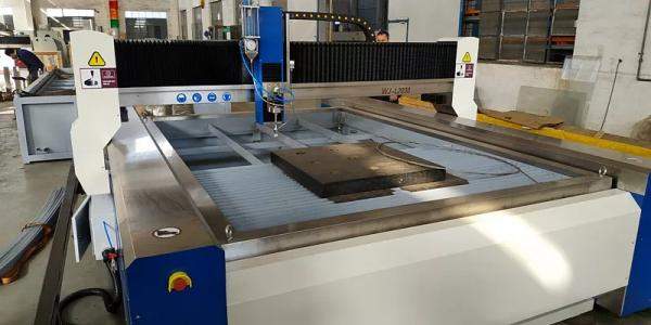 Установки гидроабразивной резки с ЧПУ.