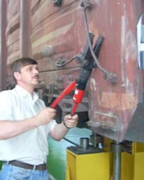 Устройство для правки поручней и ступеней вагонов