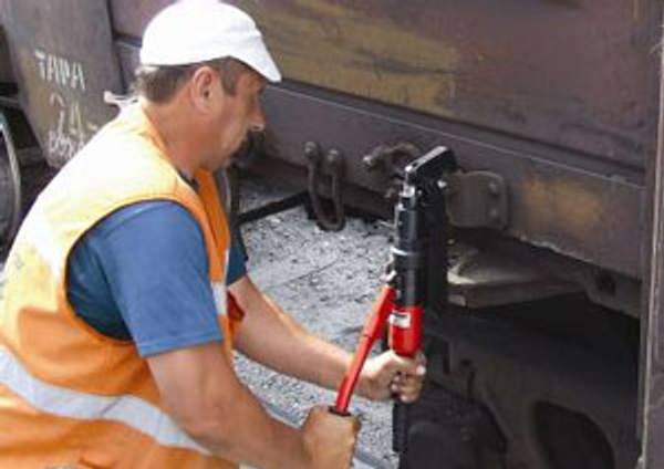 Устройство для закрытия люков полувагонов УГЗЛ