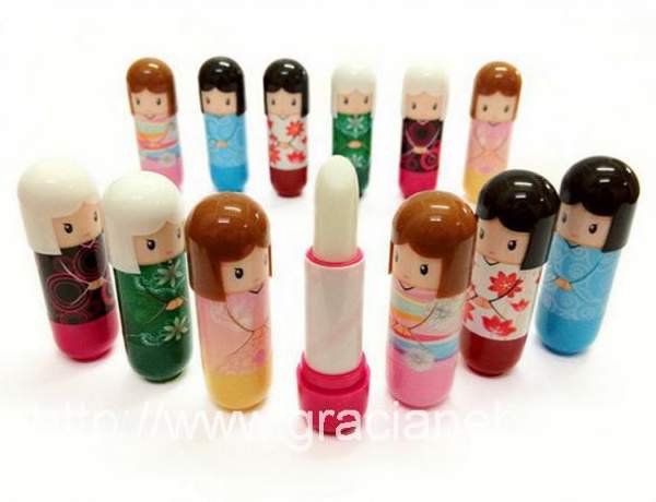 Увлажняющий бальзам для губ с фруктовыми ароматами.Японская кукла