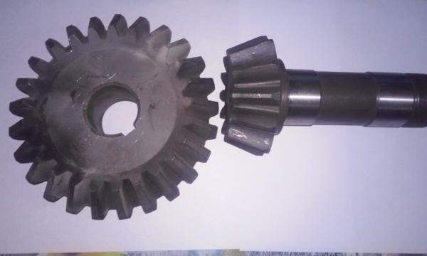 Вал шестерня на редуктор щетки