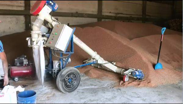 Весовой дозатор зерна в мешки из кучи ( на колесах )